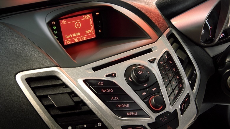 Close-up_on_centre_console_system
